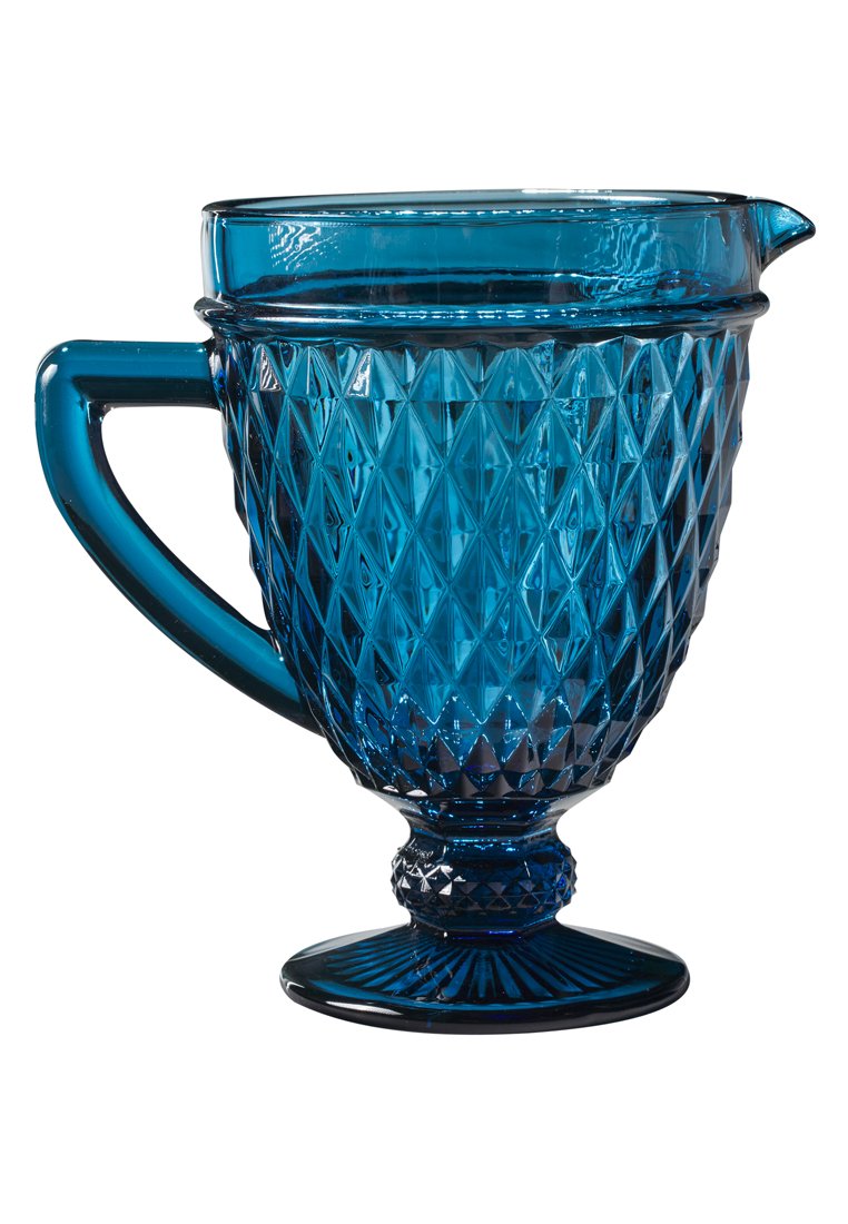 Blauwe glazen karaf met diamantpatroon, heldere handgreep, taps toelopende voet en tuit. Gladde oppervlakte met een reflecterende afwerking.