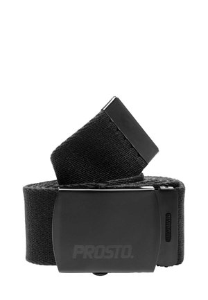 Czarny pas materiałowy z gładką, czarną metalową klamrą. Pas ma fakturowany splot i tłoczone logo na klamrze.