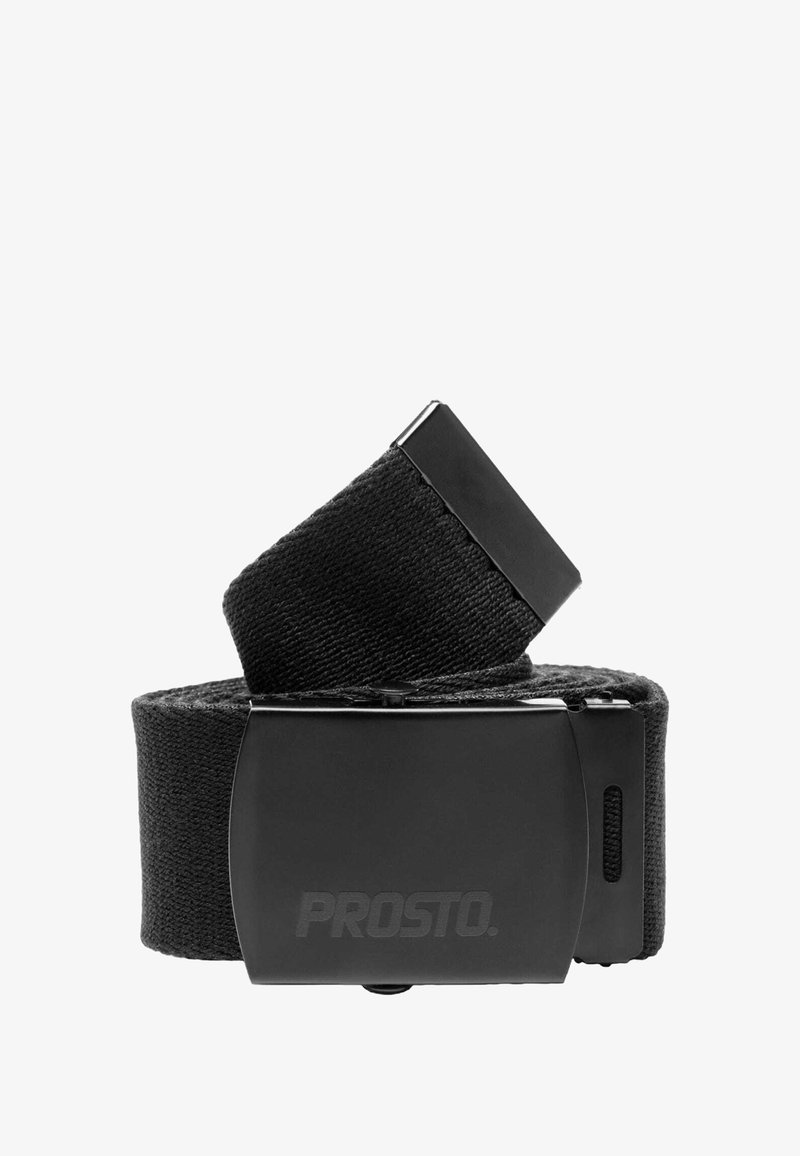 Czarny pas materiałowy z gładką, czarną metalową klamrą. Pas ma fakturowany splot i tłoczone logo na klamrze.