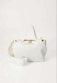 Vit handväska i säckskinn med två övre handtag, guldfärgade detaljer och en avtagbar rem. Utrustad med präglad logotyp och dragkedjestängning.