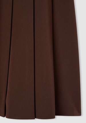 Gonna plissettata marrone realizzata in tessuto morbido. Presenta una superficie liscia e un orlo pulito, con multiple pieghe verticali per una maggiore dimensione.