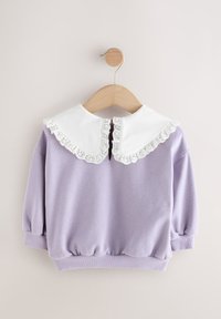 Maglione lilla con colletto bianco rifinito in pizzo; presenta maniche a sbuffo e vita elasticizzata per un effetto aderente. Etichetta appesa inclusa.