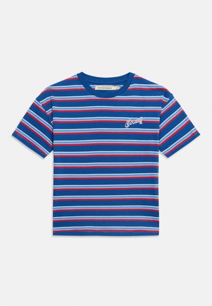 Blå t-shirt med korte ærmer med vandrette røde, hvide og lyseblå striber og hvid tekst "Society" på venstre bryst.