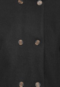 Černý vlněný kabát s dvouřadým zapínáním, který má velké, kulaté hnědé knoflíky a jemný, texturovaný povrch.