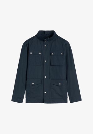 Granatowa kurtka z kołnierzem typu stójka, zapinana z przodu na zatrzaski, z czterema klapowymi kieszeniami z srebrnymi zatrzaskami, przedstawiona na białym tle.