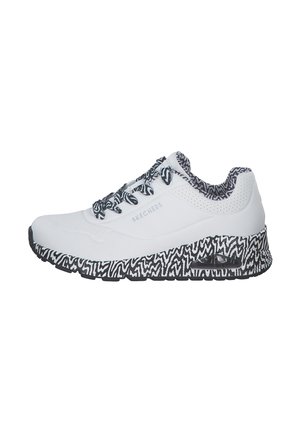 Biały sneaker Skechers z czarno-białą abstrakcyjną wzorzystą podeszwą, wyściełanym kołnierzem i pasującymi wzorzystymi sznurowadłami, widok z boku.
