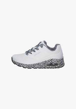 Biały sneaker Skechers z czarno-białą abstrakcyjną wzorzystą podeszwą, wyściełanym kołnierzem i pasującymi wzorzystymi sznurowadłami, widok z boku.
