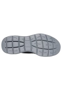 Semelle de chaussure en matériau caoutchouteux gris, dotée d'un design texturé et à motifs ainsi que de stries prononcées pour une meilleure traction et adhérence.