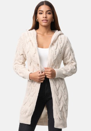 Cárdigan beige de punto con capucha, con un largo frontal abierto y puños acanalados, hecho de un hilo texturizado.