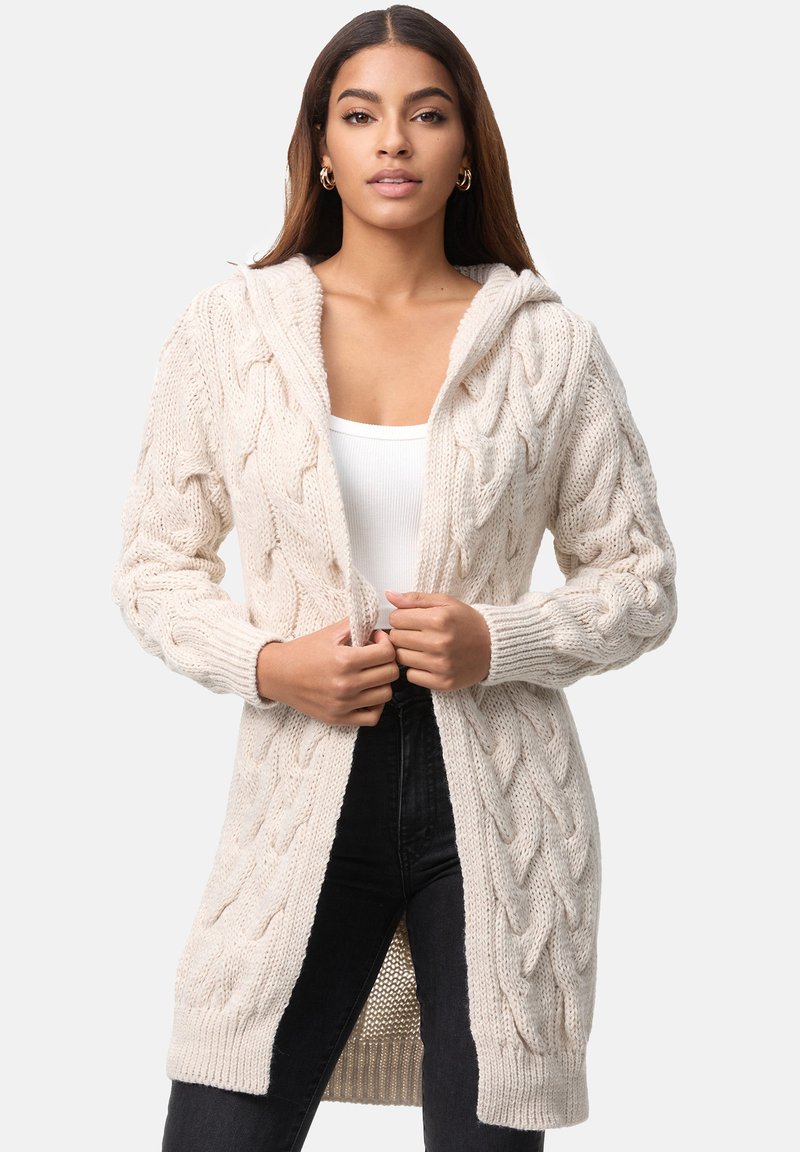 Beige kabelstickad cardigan med huva, med lång öppen framsida och ribbade ärmslut, tillverkad av ett texturerat garn.