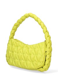 Borsa gialla trapuntata con manico intrecciato. Texture morbida con motivi a forma di rombo, dotata di chiusura a pattina e hardware minimal.