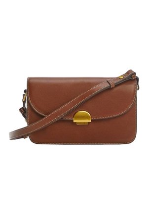 Ruskea nahkainen olkalaukku, jossa on kaareva läppä, kullanvärinen solki, ompelu yksityiskohtia ja säädettävä olkahihna.