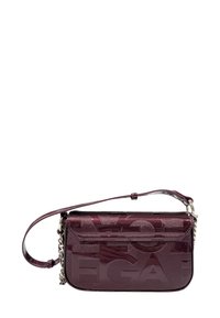 Borsa a tracolla bordeaux con una texture lucida, caratterizzata da motivi a logo embossati, una combinazione di catena e tracolla, e forma rettangolare.