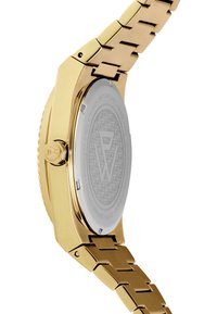 Reloj de acero inoxidable dorado con pulsera de eslabones y caja texturizada. El fondo de la caja redonda presenta un patrón detallado y grabado del logo.