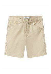 Shorts en coton beige avec une coupe droite, dotés de passants de ceinture, de poches avant et de détails de couture subtils. Aucune motif ou accent visible.