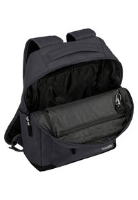 Zaino in tessuto nero con spalline regolabili, chiusura con zip e un ampio interno non foderato che presenta un compartimento con zip e una superficie liscia.