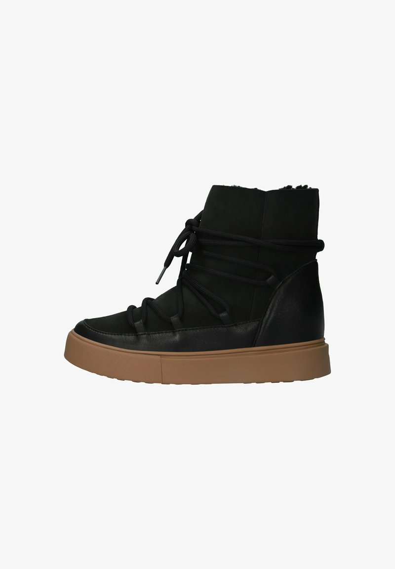 Zapatilla negra con un upper suave y texturizado y una suela de goma marrón. Presenta un diseño de cordones único y un área acolchada en el tobillo para mayor soporte.