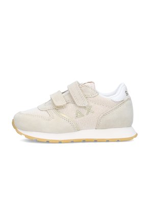 Sneaker beige per bambini con pannelli in mesh e suede, due cinturini in velcro, colletto imbottito bianco e suola in gomma color cicca.