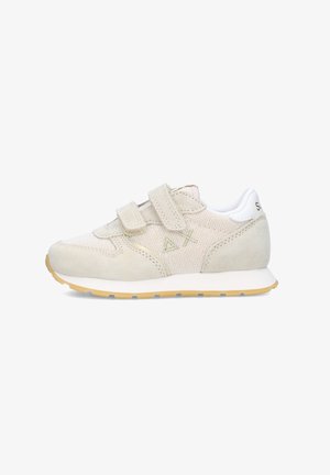Sneaker beige per bambini con pannelli in mesh e suede, due cinturini in velcro, colletto imbottito bianco e suola in gomma color cicca.