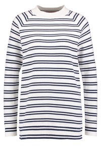Maglione bianco a maniche lunghe con strisce orizzontali blu scuro e scollatura rotonda.