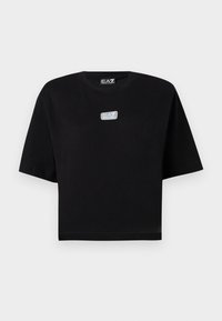 Μαύρο κοντομάνικο cropped T-shirt με μικρό γκρι και λευκό λογότυπο EA7 Emporio Armani στο στήθος και μέσα στη γραμμή του λαιμού.