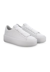 Weiße Ledersneaker mit strukturiertem Obermaterial, ausgestattet mit einer dicken Plateau-Sohle und geflochtenen Schnürsenkeln. Minimalistisches Design mit dezenten Branding-Elementen.