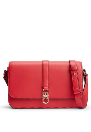 Sac bandoulière en cuir rouge avec bandoulière réglable et fermeture à boucle dorée sur fond blanc uni.