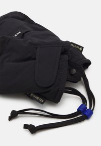 Mănuși negre impermeabile, cu un exterior texturat, curea Velcro și cordoane elastice. Prezintă marca Gore-Tex identificabilă și accente de hardware albastre.