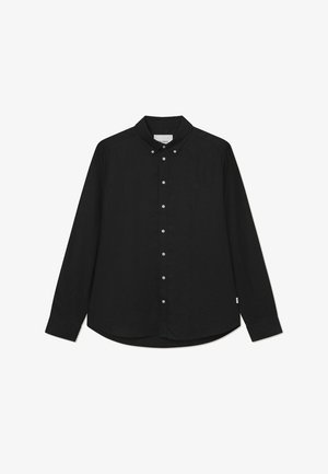 Camisa preta de mangas longas em algodão, com colarinho abotoado, pezinho de botão à frente e um logótipo discreto no lado esquerdo do peito. Textura suave.