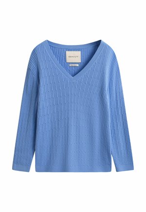 Pull bleu clair en maille torsadée à col en V avec manches longues et poignets, ourlet et encolure côtelés, étiquette GANT Cotton Cashmere.