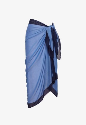 Gaiši zila pārklājuma svārki ar tumši zilu malu, izgatavoti no caurspīdīga auduma, ar sasienamu jostas detaļu un plūstošu, drapētu dizainu.