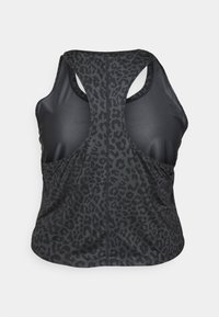 Top desportivo preto com padrão de estampado de leopardo, apresentando um design de costas nadador e textura suave. Adequado para vestuário de atividade.