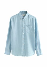 Camisa de botones azul claro con mangas largas, un bolsillo en el pecho y una tela texturizada. Cuenta con un collar clásico y botones blancos.