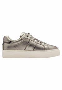 Sneaker in argento metallico con design a basse, caratterizzato da una finitura testurizzata, punta rotonda e suola in gomma bianca a contrasto.
