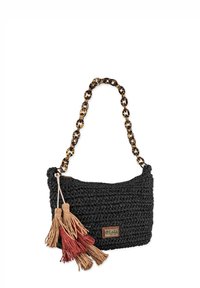 Bolso tejido negro con una superficie texturizada, que cuenta con una cadena de carey y tres borlas en rojo y marrón. Incluye una etiqueta con el logo.