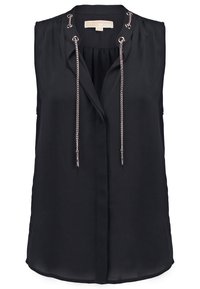 Blouse noire sans manches avec un décolleté en V, cordons en chaîne argentés passant à travers des œillets métalliques près du col.