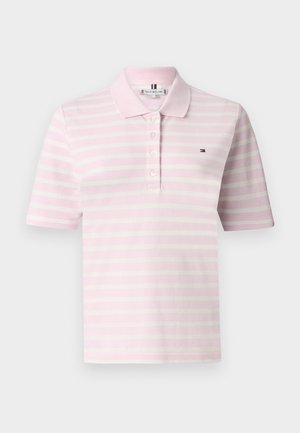 Polo shirt rose clair à manches courtes avec des rayures blanches horizontales, doté d'un col rabattu et d'une patte de boutonnage à trois boutons. Petit logo sur la poitrine.