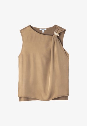 Ärmellose Bluse aus softem, beige Stoff, mit einem gerafften Vorderteil und einem goldenen Akzent an der Schulter sowie einem abgerundeten Saum.