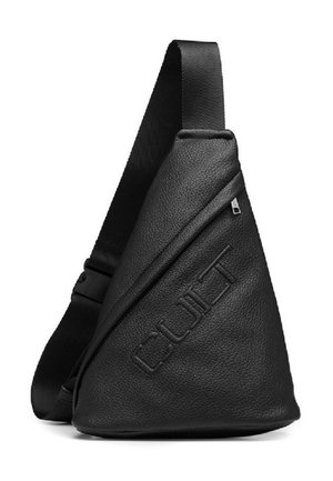 Borsa a tracolla nera in pelle con forma triangolare, dotata di superficie testurizzata e logo impresso. Include una cintura regolabile ampia.