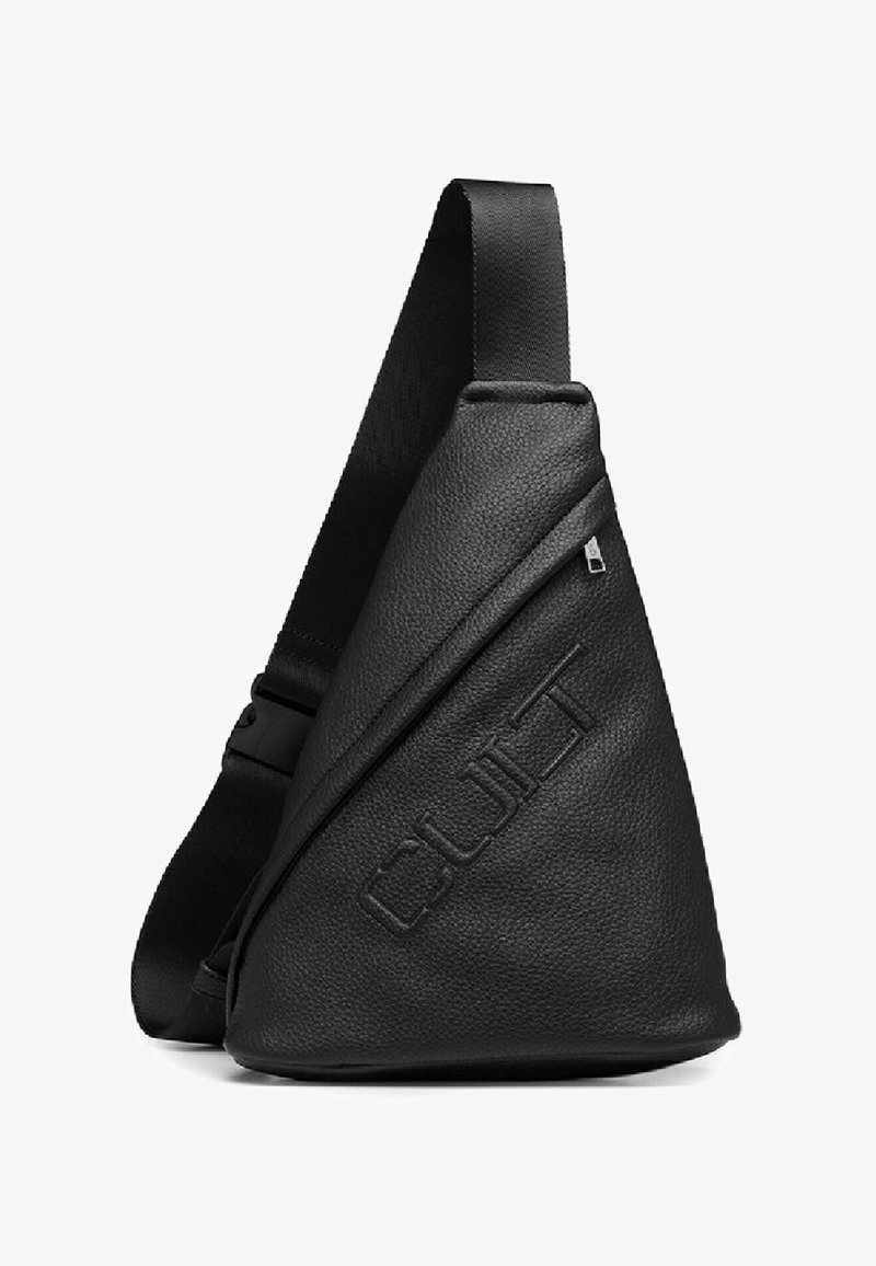 Borsa a tracolla nera in pelle con forma triangolare, dotata di superficie testurizzata e logo impresso. Include una cintura regolabile ampia.