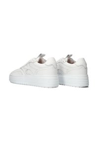 Witte sneakers met een gladleren bovenwerk, gestructureerde stiksels en een dikke witte rubberen zool. Voorzien van een lus op de hiel voor gemakkelijk aan- en uittrekken.