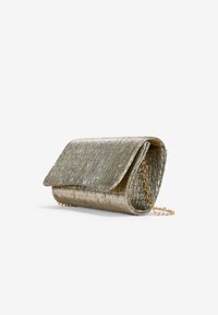 Bolso de mano metálico dorado con un diseño de rayas texturizadas, solapa plegable y asa de cadena dorada. Interior liso. Forma rectangular.