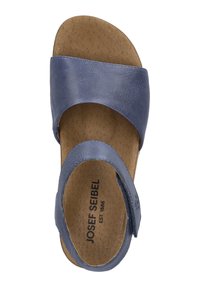 Blaue Ledersandale mit zwei breiten Riemen, einem strukturierten Fußbett und einem Klettverschluss für eine verstellbare Passform.