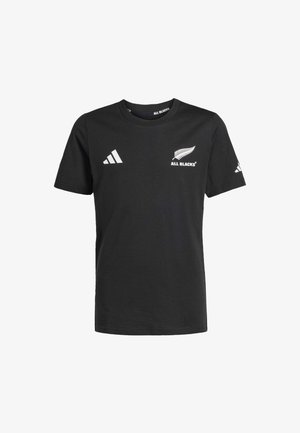 Camiseta de algodón negra con cuello redondo, mangas cortas y logotipos impresos en blanco de los All Blacks y Adidas en el pecho y las mangas.