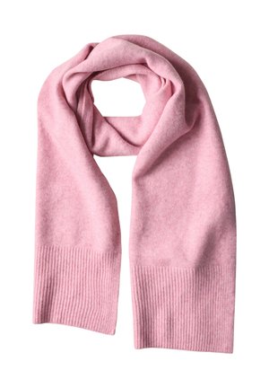 Écharpe en laine rose douce tricotée avec des extrémités côtelées, pliée en boucle sur un fond blanc.