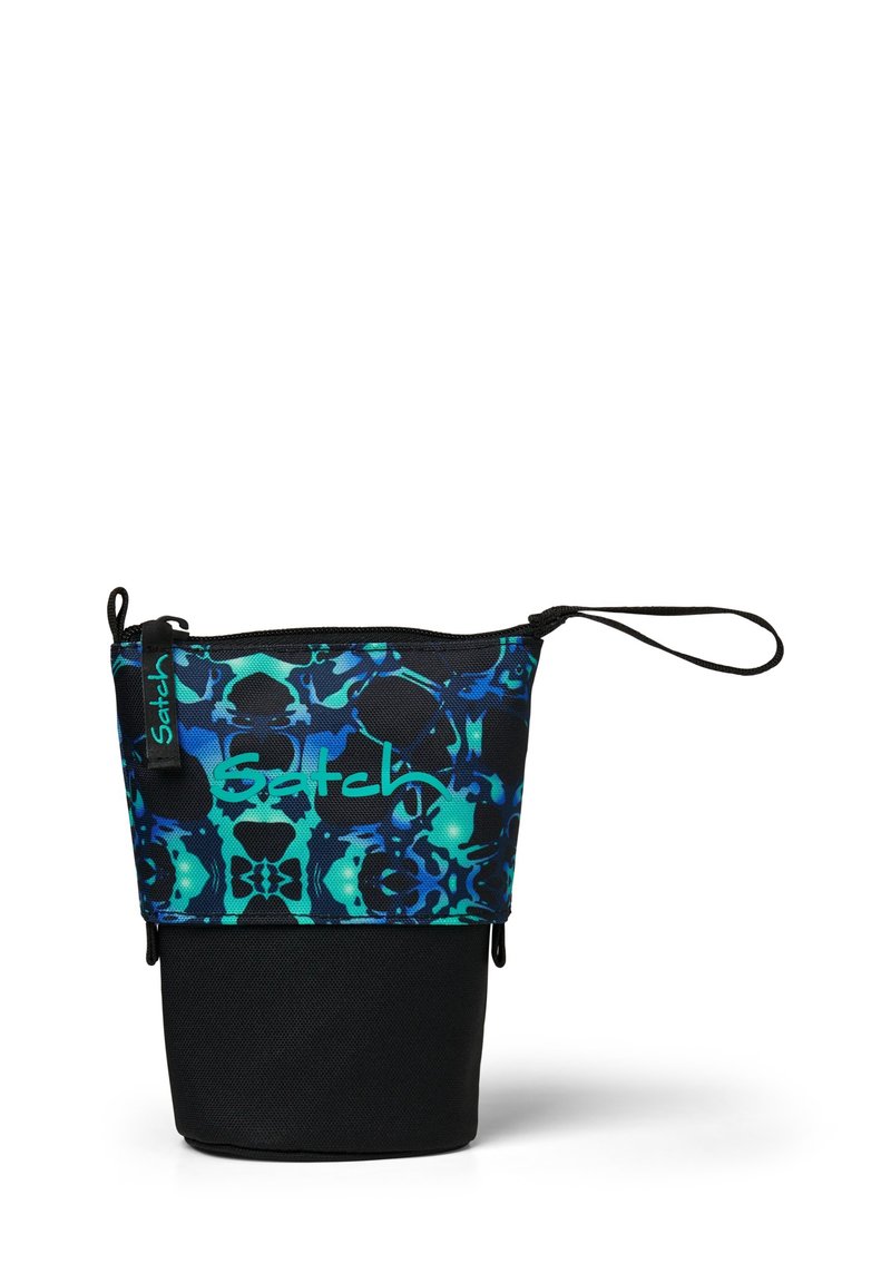 Kompakte Tasche aus gemustertem Stoff in Blau- und Grüntönen mit schwarzem Boden, ausgestattet mit einem Reißverschluss und einem Tragegurt.