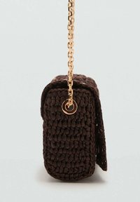 Sac à main tissé marron avec une forme structurée, doté d'une chaîne en or et d'un détail en matériel circulaire à l'avant.