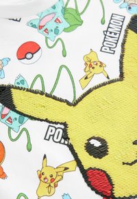 Biała koszulka T-shirt z kolorowymi postaciami Pokémon w różnych wzorach, z wyraźnym żółtym pikowanym wzorem Pikachu z przodu.