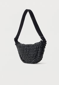 Μαύρη δερμάτινη τσάντα χιαστί σε σχήμα ημισελήνου με ραβδώσεις, ευρύ ρυθμιζόμενο υφασμάτινο λουράκι και επάνω κλείσιμο με φερμουάρ.