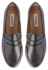 Scarpe slip-on grigio metallico con una texture in pelle liscia, dotate di una banda cucita lungo la parte superiore e di una forma della punta arrotondata.